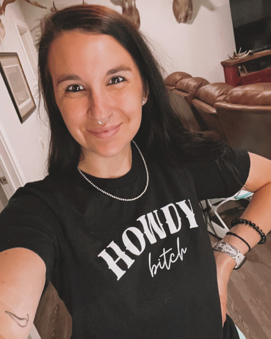 hOwDy B*TcH tee